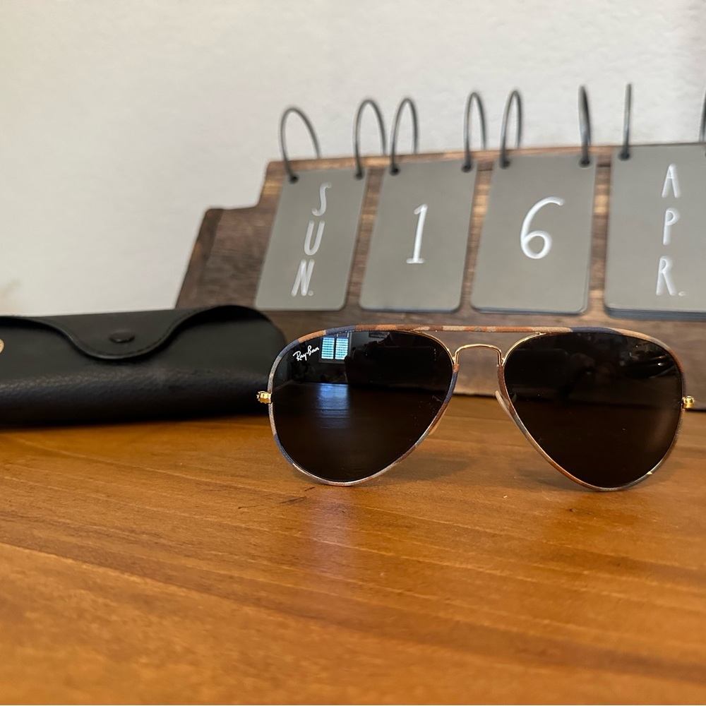 Ray Ban RB3025-J-M aviator full color tan and navy with black case